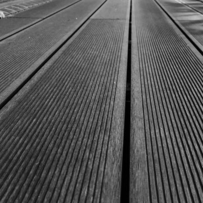 ราคาดี ความปลอดภัย WPC Decking Panel การบํารุงรักษาที่ต่ํา Anti Slip Composite Decking Board ออนไลน์